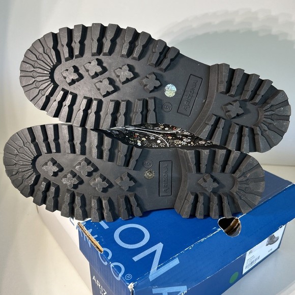 Arizona Women Lug Sole Boots Size 6 M NEW 90s Vibe Black Floral Memory Foam - Picture 6 of 8